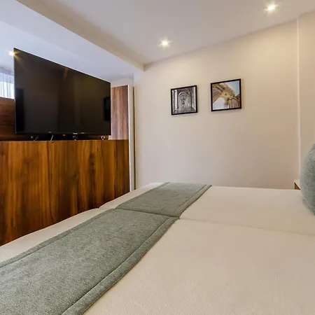 מלון Avenida Park 3*